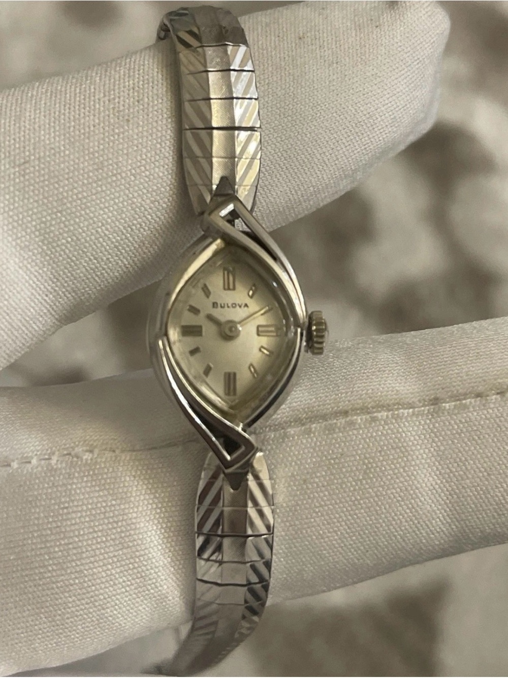 Very Rare Dainty 1960s Vintage Bulova Manual 10 Kt Rolled White Gold 10K G F TOP